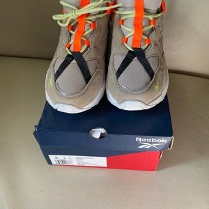 BRAND NEW WBox. RARE COLOR COMBO size 9 LADIES REEBOK SNEAKERS